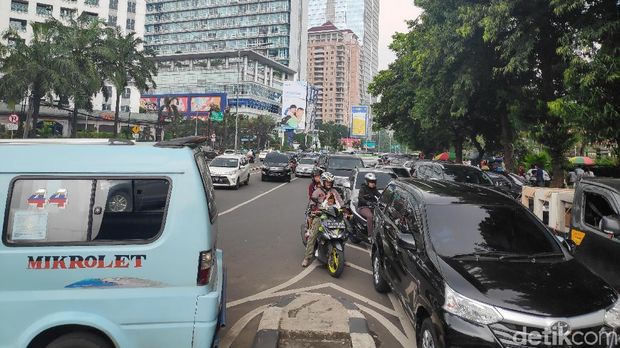 Ramai Peziarah, Lalin di Sekitar TPU Karet Bivak Macet