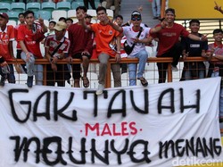 Jakmania juga membentangkan poster yang menginginkan Persija memenangi laga tersebut.
