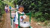 Dagangan itu bukanlah milik Erwin, melainkan milik tetangganya. Erwin hanya mendapat upah dari sang pemilik. Rata-rata, per harinya Erwin hanya mendapat upah Rp 5 ribu.