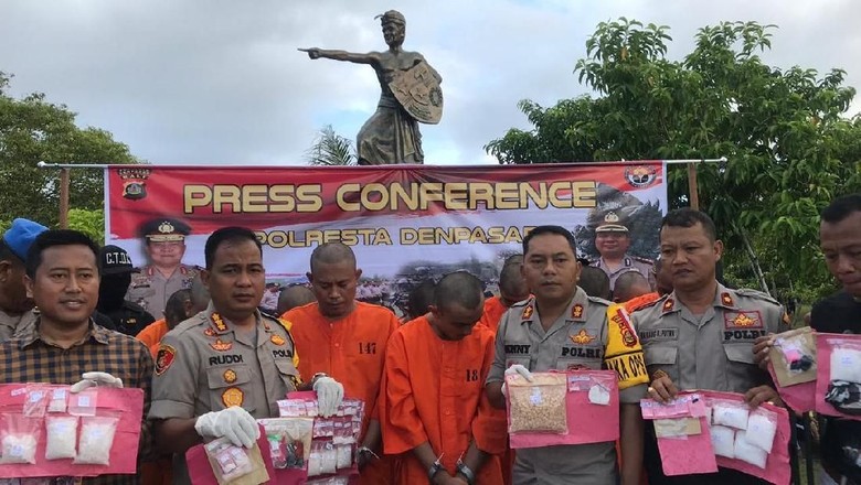 16 Bandar-Kurir Narkoba Dipajang di CFD Bali 16 Bandar-Kurir Narkoba Dipajang di CFD Bali