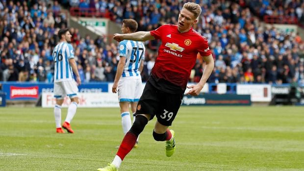 Man United ditahan imbang Huddersfield 1-1.