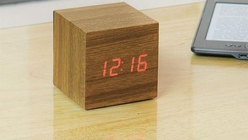 LED teak cube. Alarm berbentuk kubus ini menampilkan waktu, tanggal dan suhu. Materialnya terbuat dari kayu jati namun dengan tampilan jam LED. Alarm ini hanya akan menampilkan jam jika disentuh atau ketika alarm menyala. Foto: Hongkiat