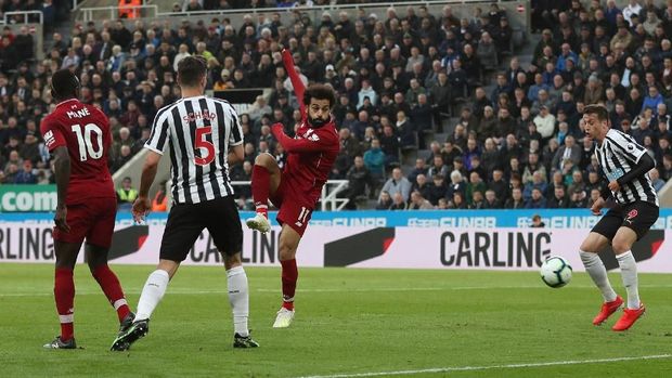 Mohamed Salah ikut menyumbang gol di babak pertama.