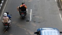 Kedalaman lubang tampak bervariasi.