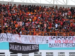 Yel-yel dukungan dari Jakmania menggema di Stadion Wibawa Mukti.