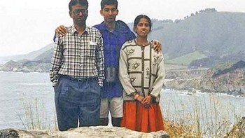 Bersama orang tuanya. Ayah Sundar bekerja di konglomerasi Inggris, General Electric Company. Tapi gajinya kecil. Mereka tinggal di apartemen dua kamar bersama saudara laki-laki Sundar. Tidak ada kemewahan di masa kecil itu, tidak ada mobil bahkan televisi. Foto: Istimewa