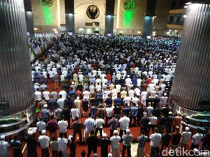 Hari Pertama Salat Tarawih, Jemaah Padati Masjid Istiqlal