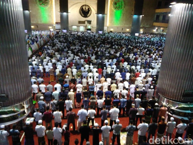 Hari Pertama Salat Tarawih, Jemaah Padati Masjid Istiqlal Hari Pertama Salat Tarawih, Jemaah Padati Masjid Istiqlal