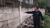 Setelah menjebol ventilasi kamar mandi puluhan tahanan tersebut keluar melalui gerbang utama polresta. Tim kini tengah memburu tahanan yang kabur tersebut.