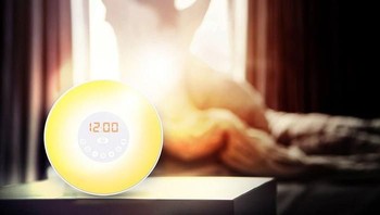 Wake Up Light. Jam alarm ini mensimulasikan cahaya sinar matahari untuk membangunkan orang yang sulit bangun pagi. Fitur lainnya, ada modus malam, enam jenis suara alam dan kontrol sentuhan untuk menyesuaikan tingkat kecerahan cahaya. Foto: Hongkiat