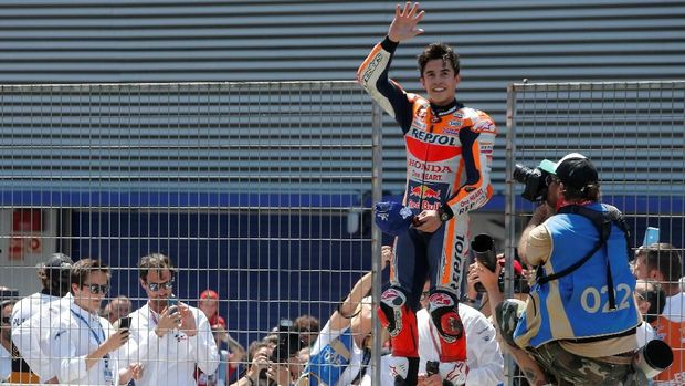 Marc Marquez unggul satu poin atas Alex Rins di puncak klasemen MotoGP 2019.