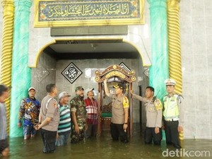 Warga Korban Banjir Gresik Curhat, Minta Genset untuk Salat Tarawih