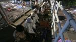 Jemaah Membludak, Warga Salat Tarawih di JPO Pasar Gembrong