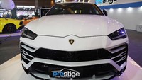SUV Lamborghini Urus juga turut ambil bagian. Foto: Pradita Utama