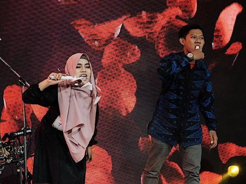 Hijabers Ini Ngunyah Silet di Panggung Sunsilk Hijab Hunt, Berani Banget!