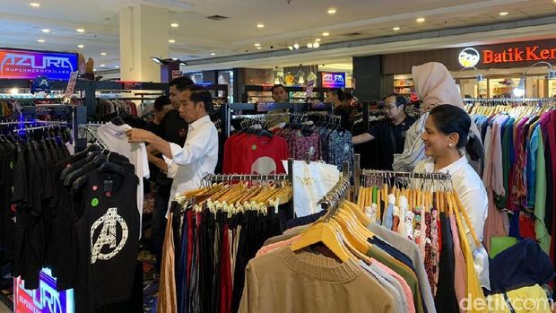 Jokowi dan Iriana melihat-lihat pakaian.