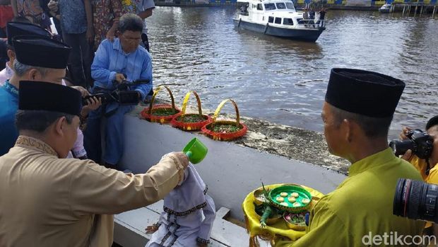 Sejumlah Pejabat Riau Lakukan Tradisi Mandi dan Ziarah di Makam Sultan Siak