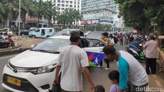 Ramai Peziarah, Lalin di Sekitar TPU Karet Bivak Macet