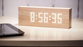 Beech message click clock. Jam dari material kayu ini tak hanya stylish tapi bisa digunakan untuk meninggalkan pesan singkat untuk orang di rumah. Alarm ini akan mematikan display secara otomatis jika ruangan sepi. Foto: Ginkodesign