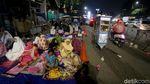 Jemaah Membludak, Warga Salat Tarawih di JPO Pasar Gembrong