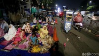 Ruangan di Mushala itu memang tidak bisa menampung banyaknya jamaah yang ingin salat tarawih jamaah. Jadi sebagian warga naik ke atas JPO dan sebagian lagi di pinggir jalan. Mereka harus berbagi juga dengan pengguna jalan lainnya.