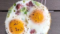 Cuman tambah irisan daun bawang dan sedikit lada saja sudah bikin telur ceplok jadi enak. Jangan terlalu garing ya masaknya. Foto: Instagram @justinchapple