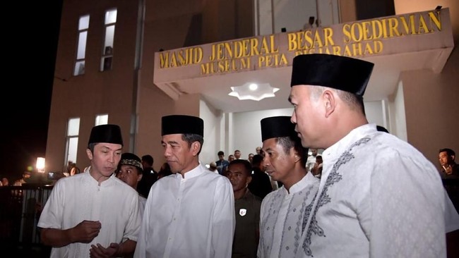 Go-Jek Batal Demo, Jokowi Teken Aturan THR PNS Cair 24 Mei