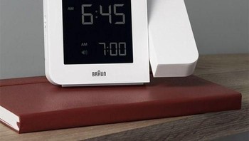 Braun projection alarm clock. Alarm pintar ini dilengkapi proyektor yang dikendalikan sensor gerak untuk menunjukkan waktu di dinding dengan gerakan tangan. Salah satu sisinya bisa diputar untuk memfokuskan proyeksi di permukaan yang dibidik. Foto: Braun  