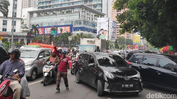 Ramai Peziarah, Lalin di Sekitar TPU Karet Bivak Macet