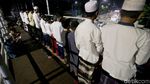 Jemaah Membludak, Warga Salat Tarawih di JPO Pasar Gembrong