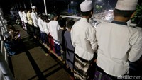 Para warga sekitar biasanya sudah mulai berdatangan saat azan isya berkumandang. Sebelum menggelar alas kardus, sebagian warga yang terdiri dari orang dewasa dan anak-anak itu membersihkan lantai JPO dari debu. Jemaah kemudian membentuk satu hingga dua baris di jembatan tersebut.
