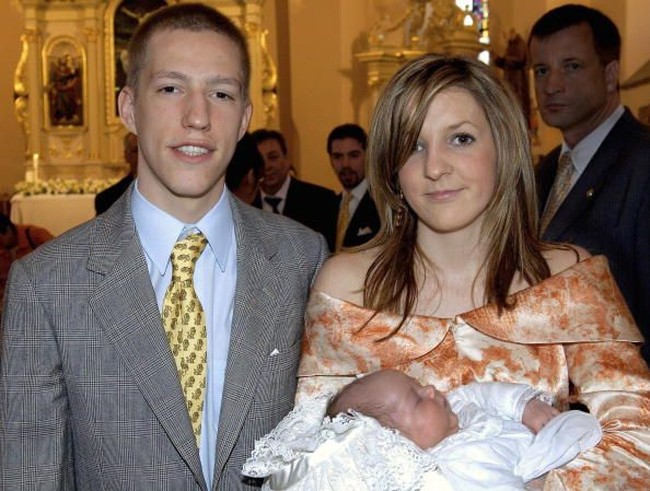 Karena perkara tersebut, Pangeran Louis tidak menerima gelar Duke dari kerajaan Luxembourg. Dia dan Tessy pun pindah ke London untuk sekolah. Keduanya sama-sama lulus di 2014. Tessy jadi wanita yang aktif dengan karier yang bagus, sementara Louis kebingungan dengan hidupnya yang sulit mendapatkan pekerjaan. Foto: dok. Getty Images