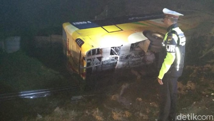 Bus Tabrak Truk di Tol Solo-Ngawi, 5 Penumpang Terluka