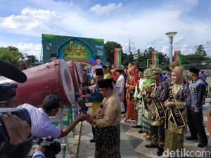 Sejumlah Pejabat Riau Lakukan Tradisi Mandi dan Ziarah di Makam Sultan Siak
