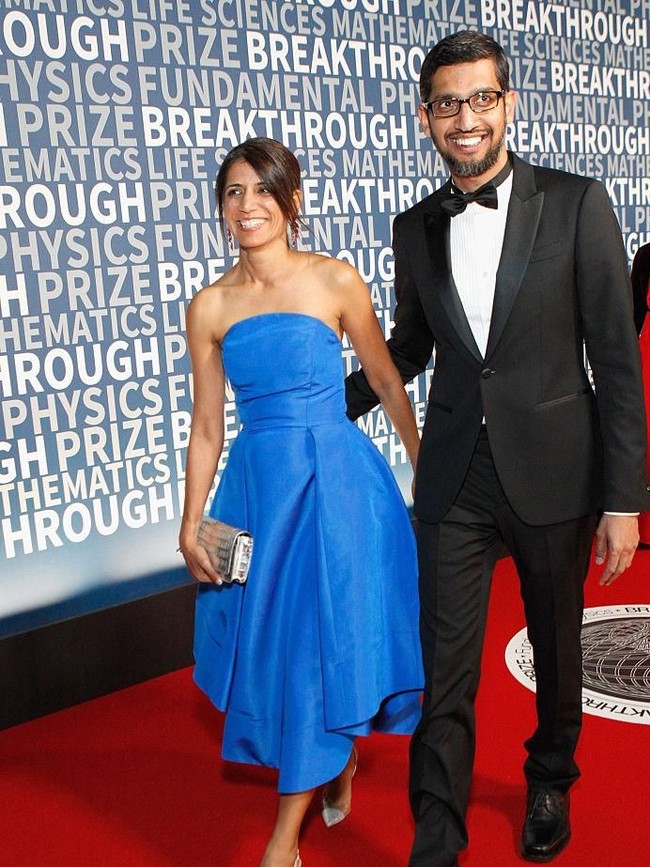 Di akhir semester kuliah, Sundar melamar Anjali. Meski Sundar bukan dari keluarga berada, namun Anjali menerima lamarannya karena dia tahu bahwa sang kekasih adalah orang yang menginspirasi dan selalu membawa nilai-nilai positif.  Foto: dok. Getty Images