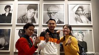 Mereka kegirangan bisa melihat artis-artis K-Pop. Foto-foto seru tidak boleh terlewatkan di sini (Afif Farhan/detikcom)