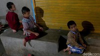 Selain Mushala Miftamul Jannah, sebenarnya masih ada tempat lain untuk beribadah. Namun, lokasinya terlalu jauh. Warga pun akhirnya memilih lokasi terdekat meski harus salat di JPO atau pinggir jalan raya.