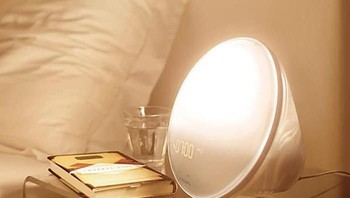 Philips HF3520. Apakah kalian benci alarm yang membangunkan dengan suara kasar dan berisik? Kalau iya, alarm ini mungkin cocok buat kalian. Philips HF3520 mengeluarkan cahaya yang mensimulasikan sinar matahari dan suara alam yang menyenangkan. Foto: Philips
