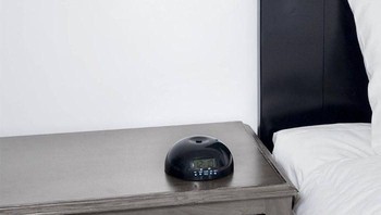 Propeller. Cara membangunkan alarm ini tak kalah unik. Saat alarmnya berbunyi, akan ada baling-baling kecil yang melayang dan memantul di sekitar ruangan. Suara alarm ini baru akan berhenti sampai kalian menangkap baling-baling tersebut dan mengembalikannya ke docking alarm. Foto: Hongkiat