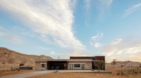 Bangunan tua ini ada sejak 1960-an di gurun Sharjah, Uni Emirat Arab. Fernando Guerra/Inhabitat.