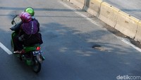 Para pengendara harus ekstra hati-hati saat melintas di jalan tersebut.