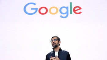 Sundar Pichai kini CEO Alphabet dan Google. Ia lahir di Tamil Nadu, India. Orang tuanya bekerja keras agar dia bisa meraih pendidikan tinggi. Dan otaknya yang encer mengantarnya kuliah di Amerika Serikat sampai berhasil membanggakan warga India dengan menjadi orang nomor satu di Google. Foto: Getty Images