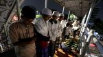 Jemaah Membludak, Warga Salat Tarawih di JPO Pasar Gembrong