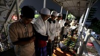 Mereka salat beralaskan potongan kardus, dan ada juga yang menggunakan lembaran koran. Kebiasaan ini dilakukan warga karena Mushala Miftamul Jannah yang ada di Pasar Gembrong tak sanggup menampung semua jemaah.