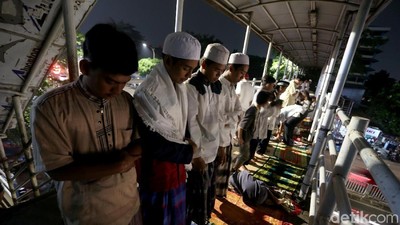 Jemaah Membludak, Warga Salat Tarawih di JPO Pasar Gembrong