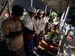Jemaah Membludak, Warga Salat Tarawih di JPO Pasar Gembrong