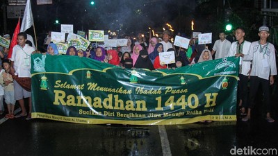 Potret Pawai Obor Sambut Ramadhan di Tambora Jakarta Barat