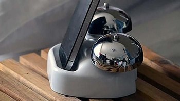 iBell. iBell menampilkan tampilan jam alarm klasik bagi kalian yang menyukai aksesori rumah antik. Cukup unduh aplikasinya, lalu iPhone akan bergetar di pagi hari dan kalian akan mendengar bunyi lonceng dari alarm tersebut. Foto: Hongkiat