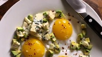 Buat penyuka makanan sehat tetap bisa sahur dengan lauk telur ceplok dan alpukat cincang. Creamy enak! Foto: Instagram @julesfood