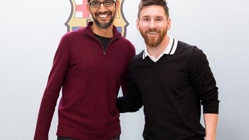 Bersama Lionel Messi. Berada di puncak kesuksesan, ia selalu mengingat jasa orang tuanya. Ayah dan ibuku memang melakukan banyak pengorbanan untuk memastikan anak-anaknya punya pendidikan yang baik, kenang Sundar. Foto: Unwired View